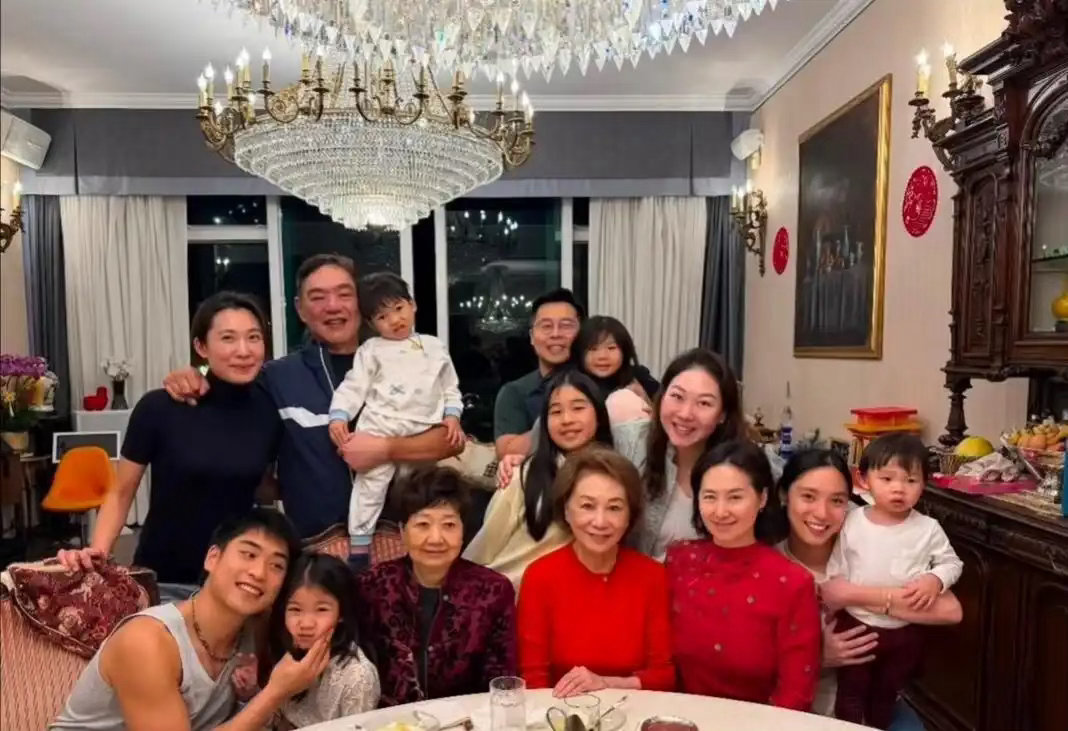 何超琼中秋过节不搞大排场，和干女儿一家在粤菜馆低调聚餐​
