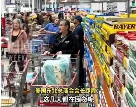 听一位美籍华人母女在视频中称“美国的超市商品很齐全、价格很稳定”，并表示“没有