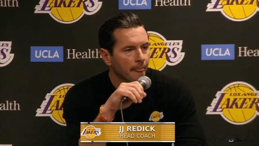 雷迪克很生气！雷迪克谈湖人惨败：“我很愤怒，我们今晚的表现很烂。”“我不