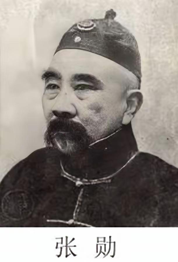 晚上，张勋上了床，枕在三姨太王克琴香软的肚皮上。他刚睡着被弄醒了。正要把姨太死抽