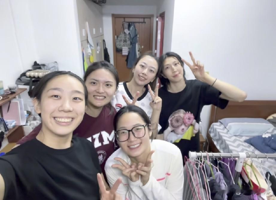 江苏女排这个传承就是好！你看看，照片里的吴梦洁，孙燕，万梓玥，勇乐，陈奕帆，