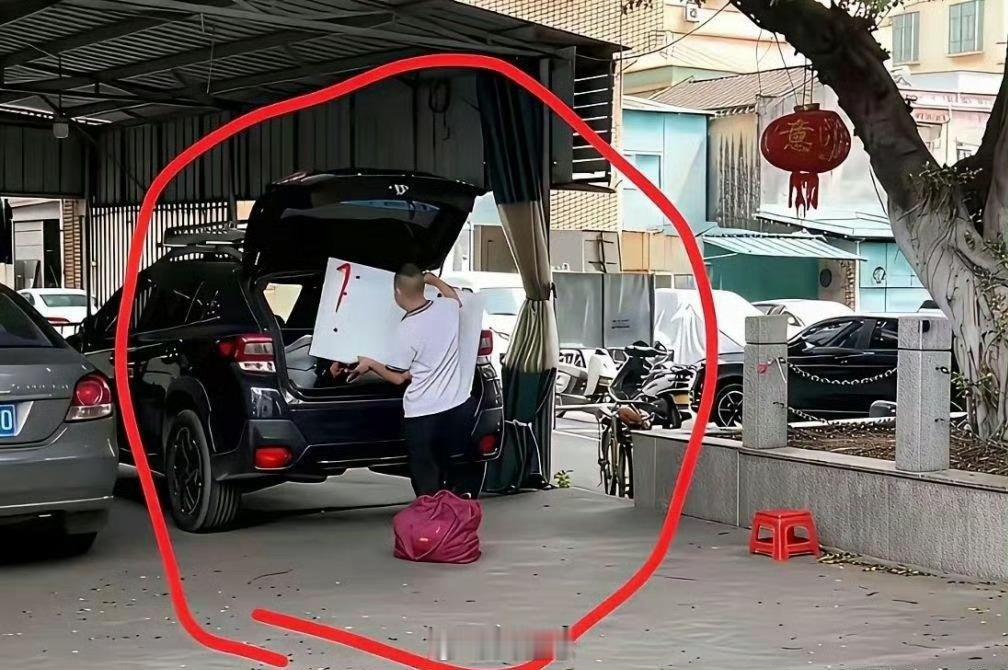 骗子上班时，和下班时的样子。