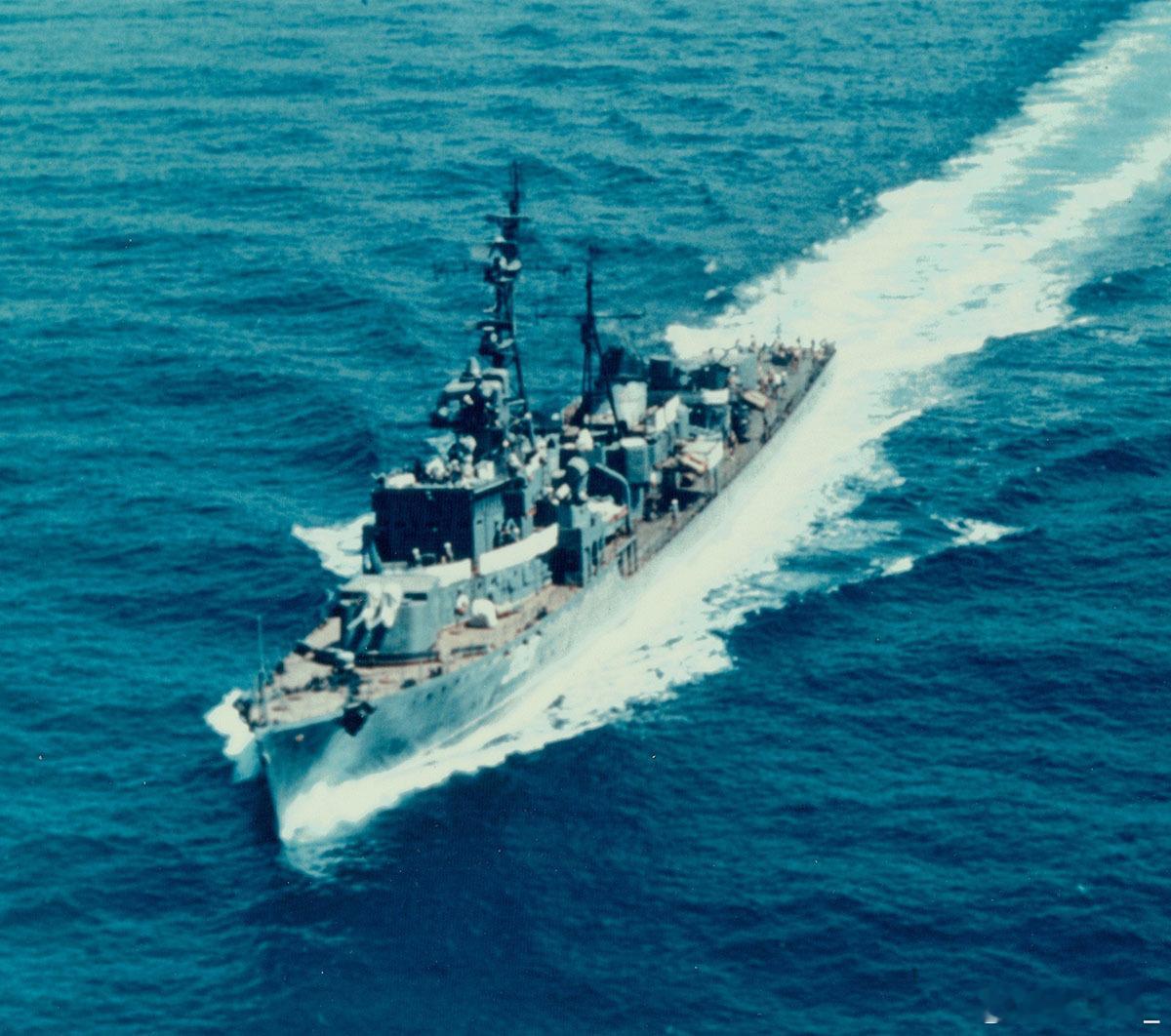 老照片：苏联海军30bis型驱逐舰。此型是苏联在二战后批量建造的第一型驱逐舰，于