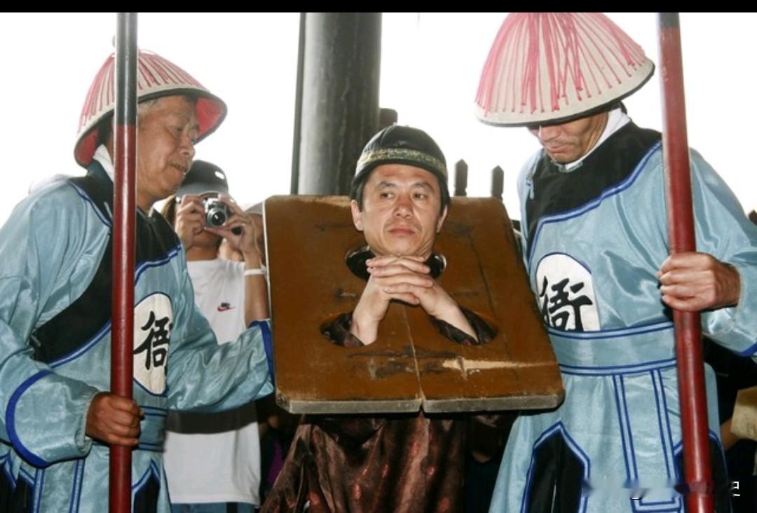 道光3年，县令吕锡龄故意歪曲被强奸的13岁女孩赵二姑是通奸，绝望的赵二姑当堂用剪