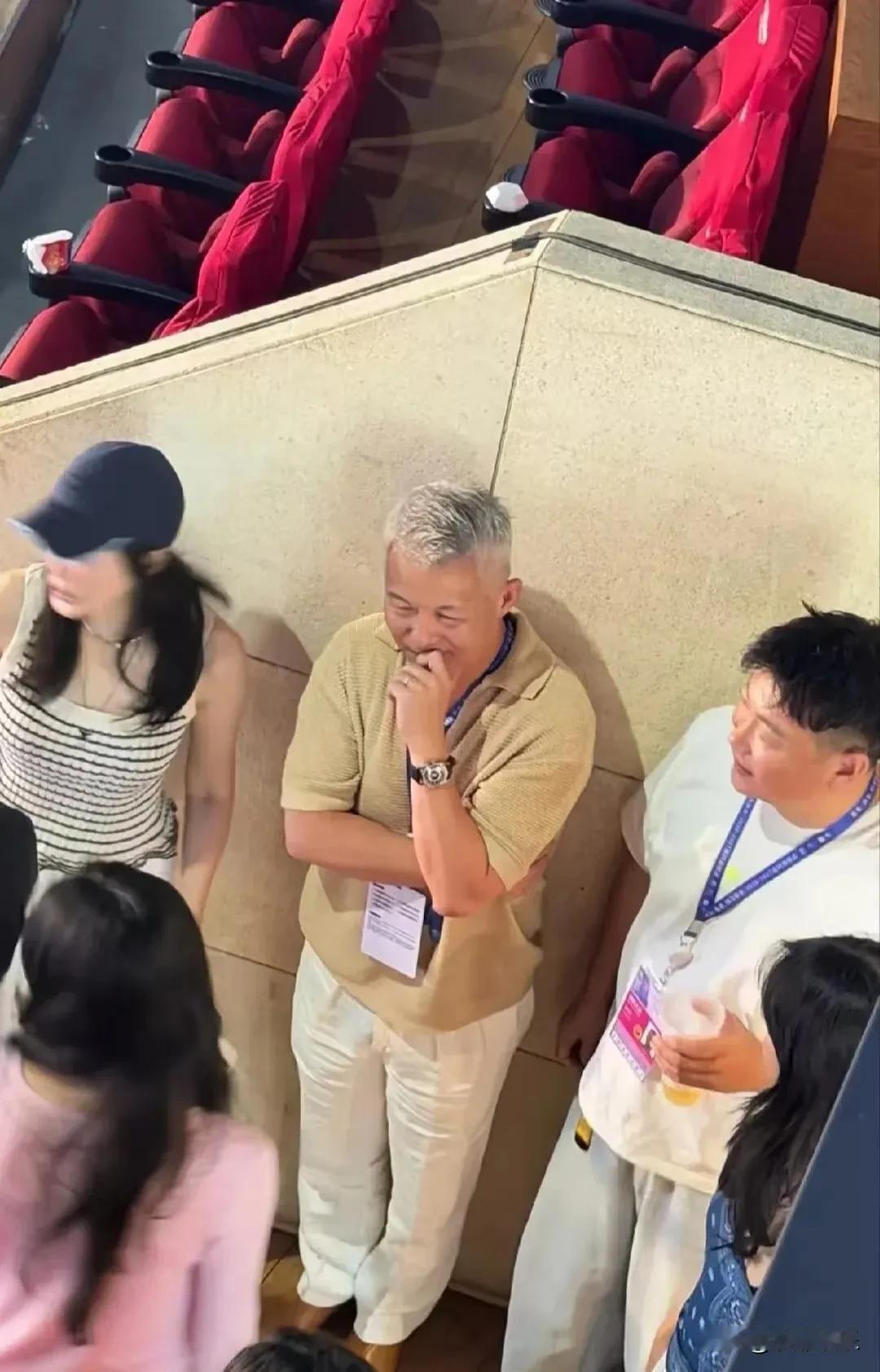 那英演唱会老公孟桐低调现身，与王菲同包厢满头白发超抢镜，19岁女儿罕见露面！