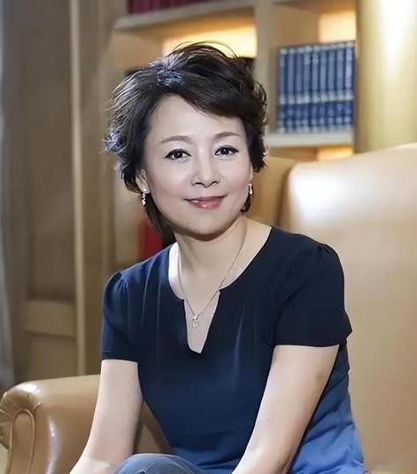 张瑜在采访里突然落泪，说这辈子最后悔的，就是错过了当年那个真心实意对她好的男人。