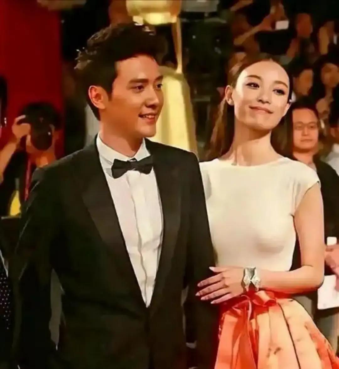 35亿票房背后，她没嫁豪门2012年，倪妮24岁，冯绍峰34岁。时装周后台