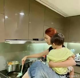 蔡少芬在家里抱着孩子做饭啊？