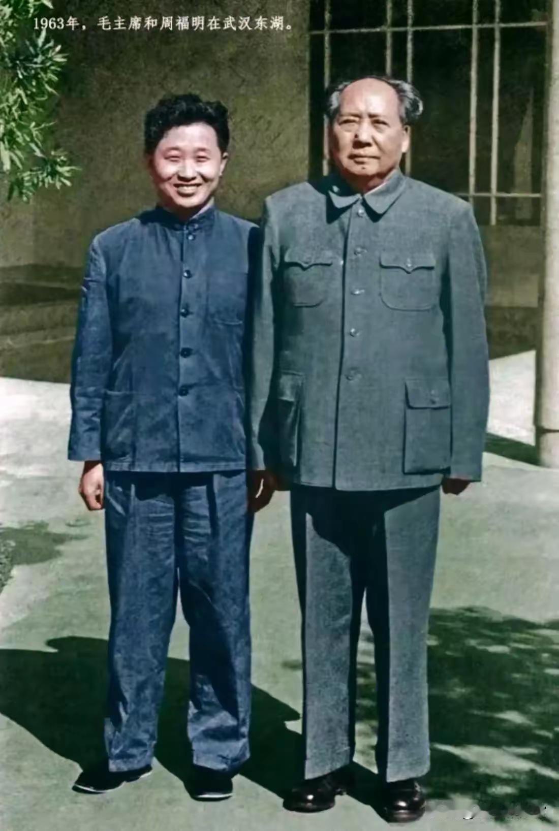 这张照片太戳心！伟人俯身的那一刻，藏着最动人的中国温度看到这张照片，瞬间红