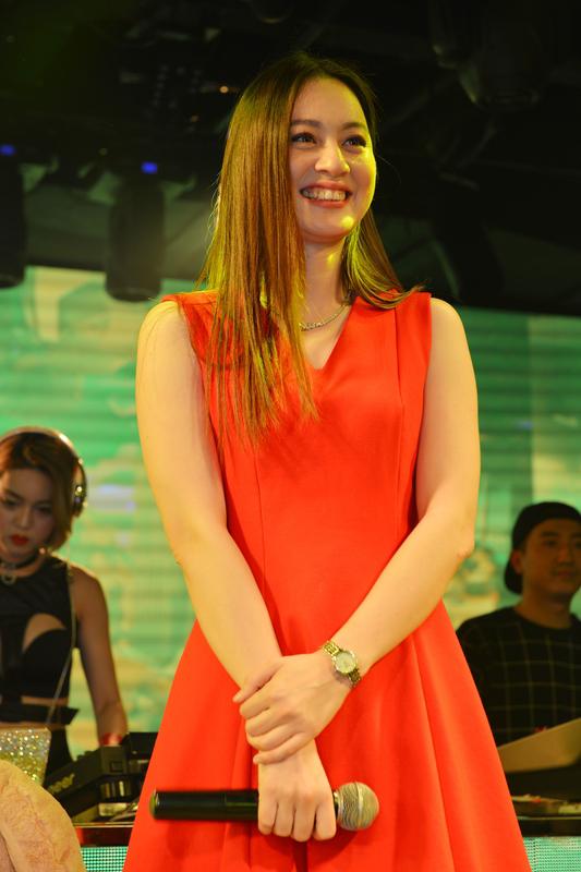 一场商演，主办方豪掷70万请网红唐艺。她一上台，本应劲歌热舞，结果观众却看到演出