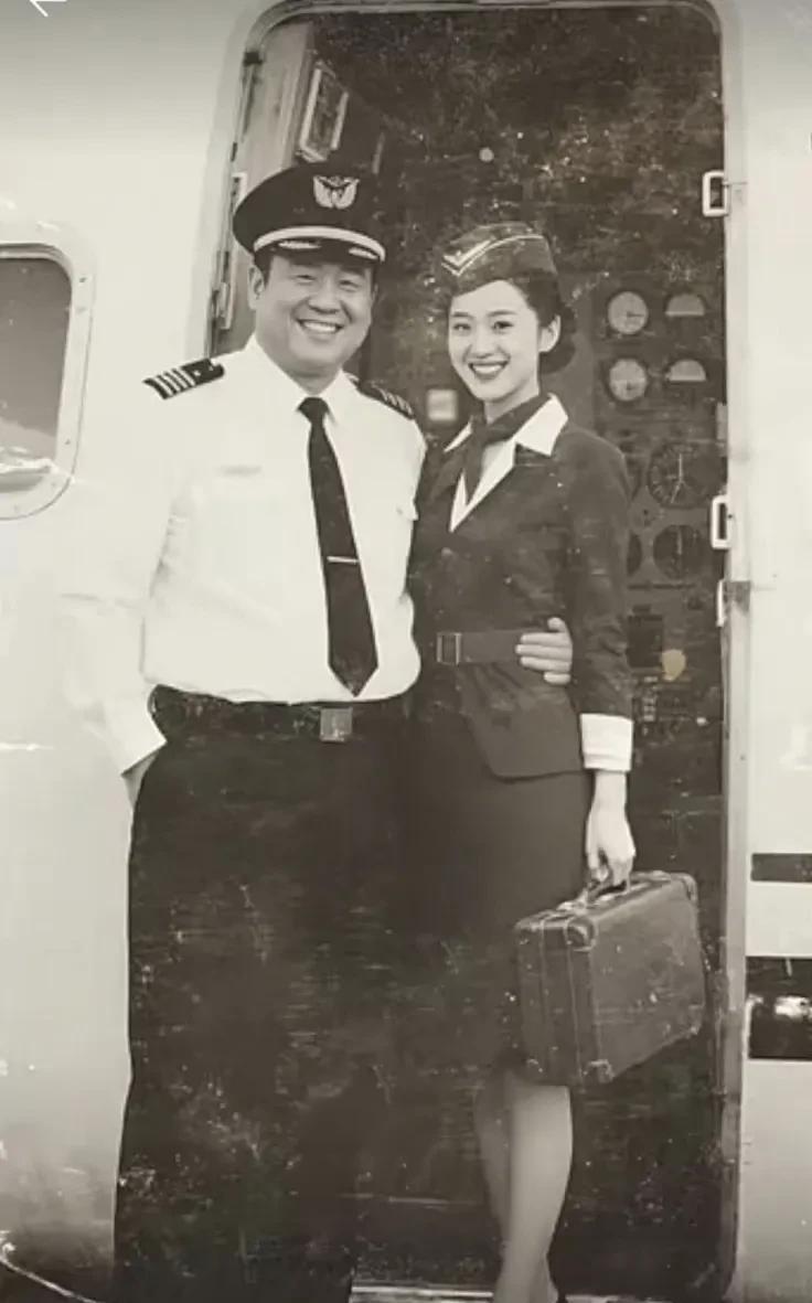 一张老照片1988年没有美颜没有滤镜那时空姐和机长合影。
