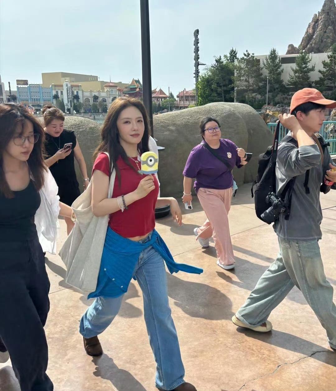 蔡文静这回在环球影城是真杀疯了。路人镜头怼脸拍，36岁那皮肤透亮得像打了高光，身