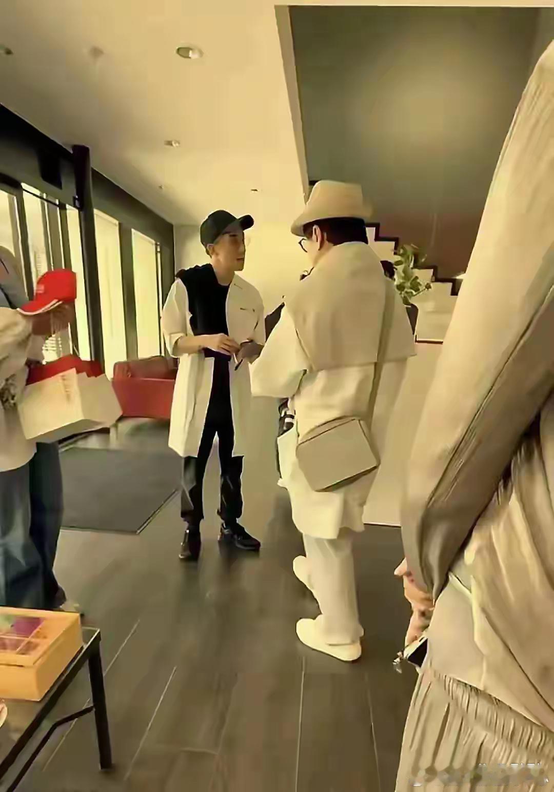 71岁成龙在瑞士，与儿子结伴同行，房祖名瘦脱了相，与爸爸一般高​​​