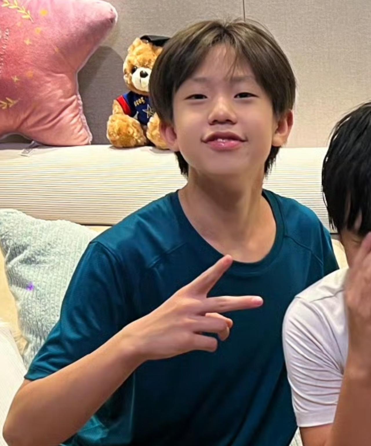 3个星二代聚一起玩，颜值高都好帅气。刘耕宏儿子宇恩，吴尊儿子Max吴鑫乐，还有
