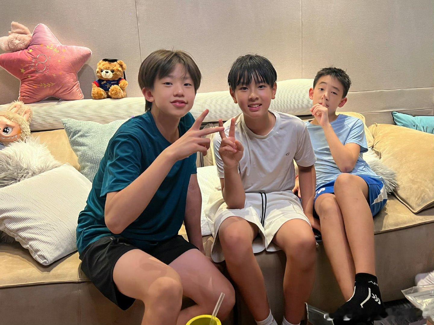 陈小春儿子吴尊儿子刘畊宏儿子同框刘畊宏晒的三个娃运动照，直接被戳中！宇恩、Max