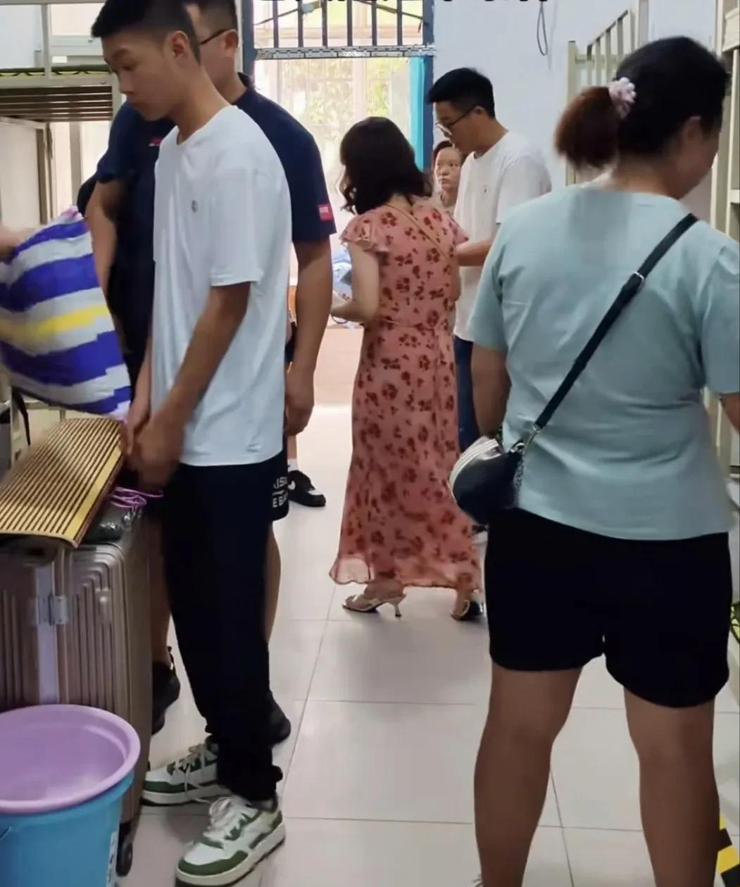 今天表哥送儿子到大学报道，说学校的宿舍条件太差了，还没高中住校时的宿舍好。我安慰