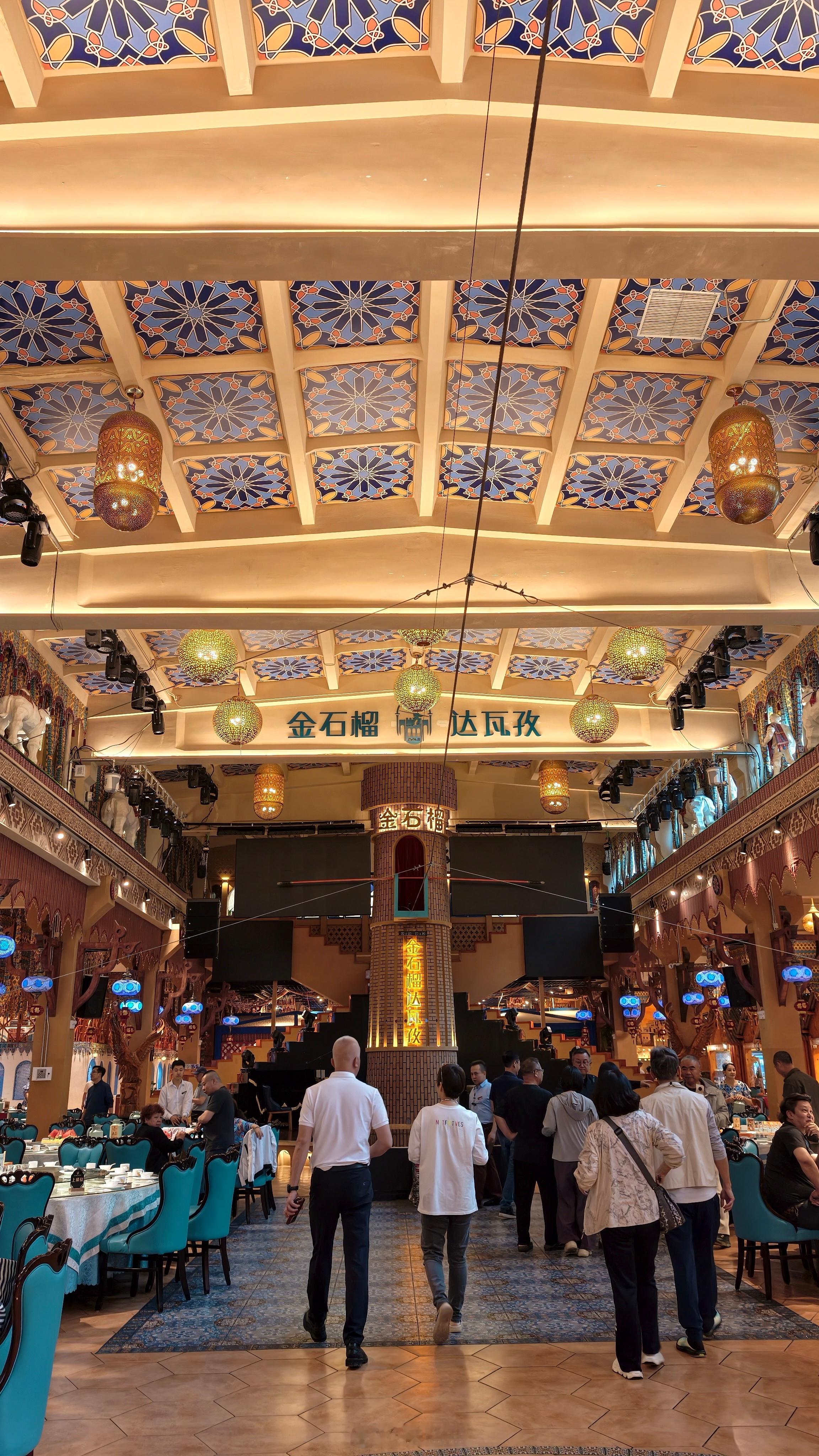 新疆旅行新疆美食在新疆民族特色餐厅📍乌鲁木齐金石榴达瓦孜吃一顿饭，就是欣赏