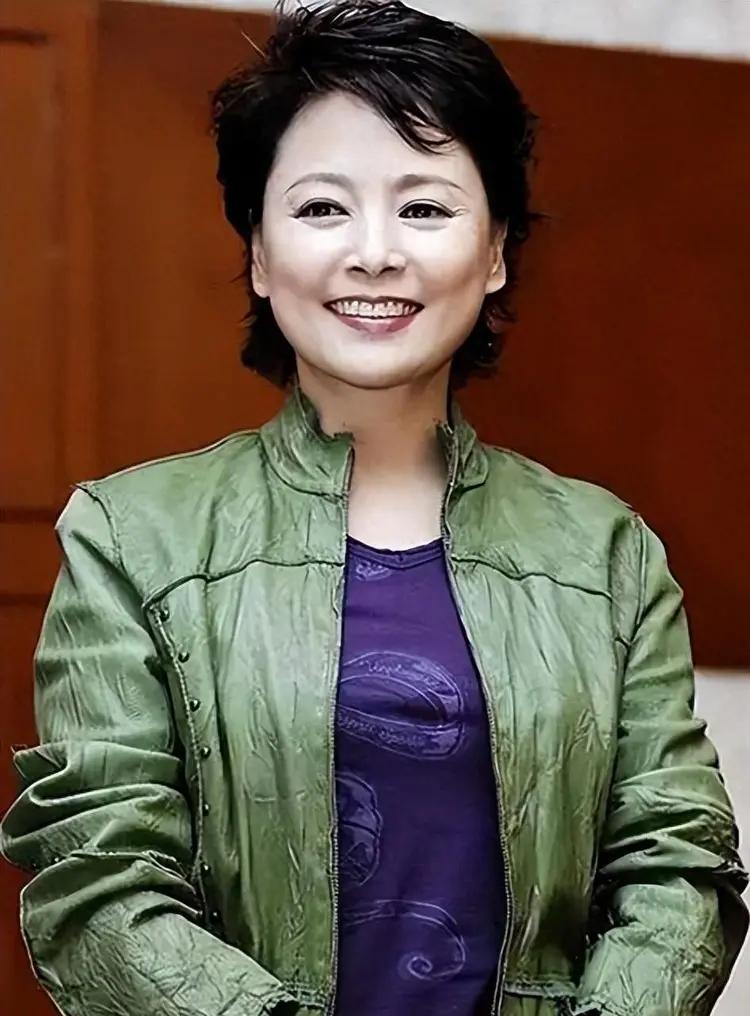 “身价过亿、坐拥上海江景豪宅和北京四合院的69岁女星张瑜，前阵子默默把大部分