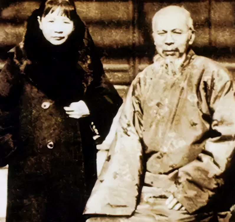 一天早晨，齐白石去买菜。他看到一小伙子的白菜好，便问：“白菜多少钱一棵？”小伙子