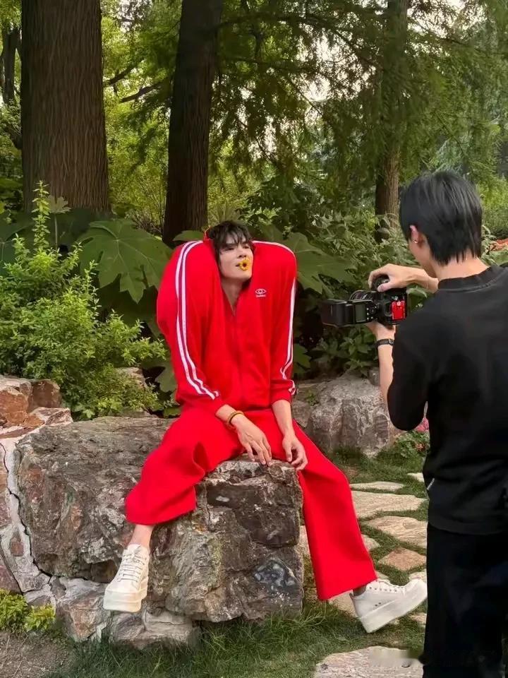 这是个疯子吗？向佐精神状态是不是有问题？一个含着金钥匙的富二代，居然要靠这种奇装