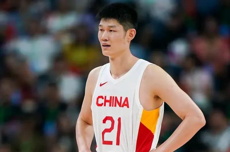 还是有很多朋友预测中国男篮首发阵容里有胡金秋，老陈不太理解。之前我也是一直希望