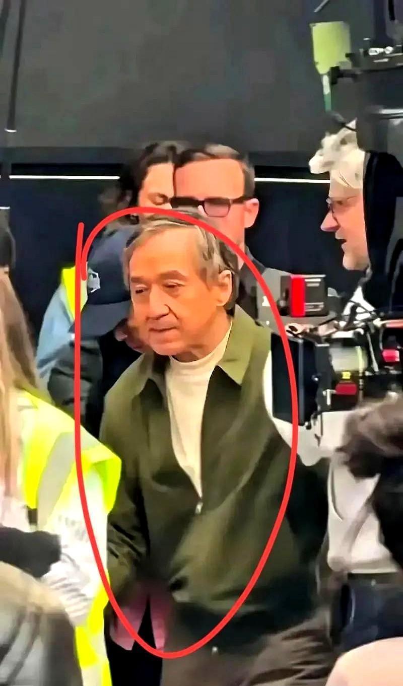 他错过儿子第一声“爸爸”，现在每天等他收工吃宵夜。房祖名不再躲镜头，成龙也不再