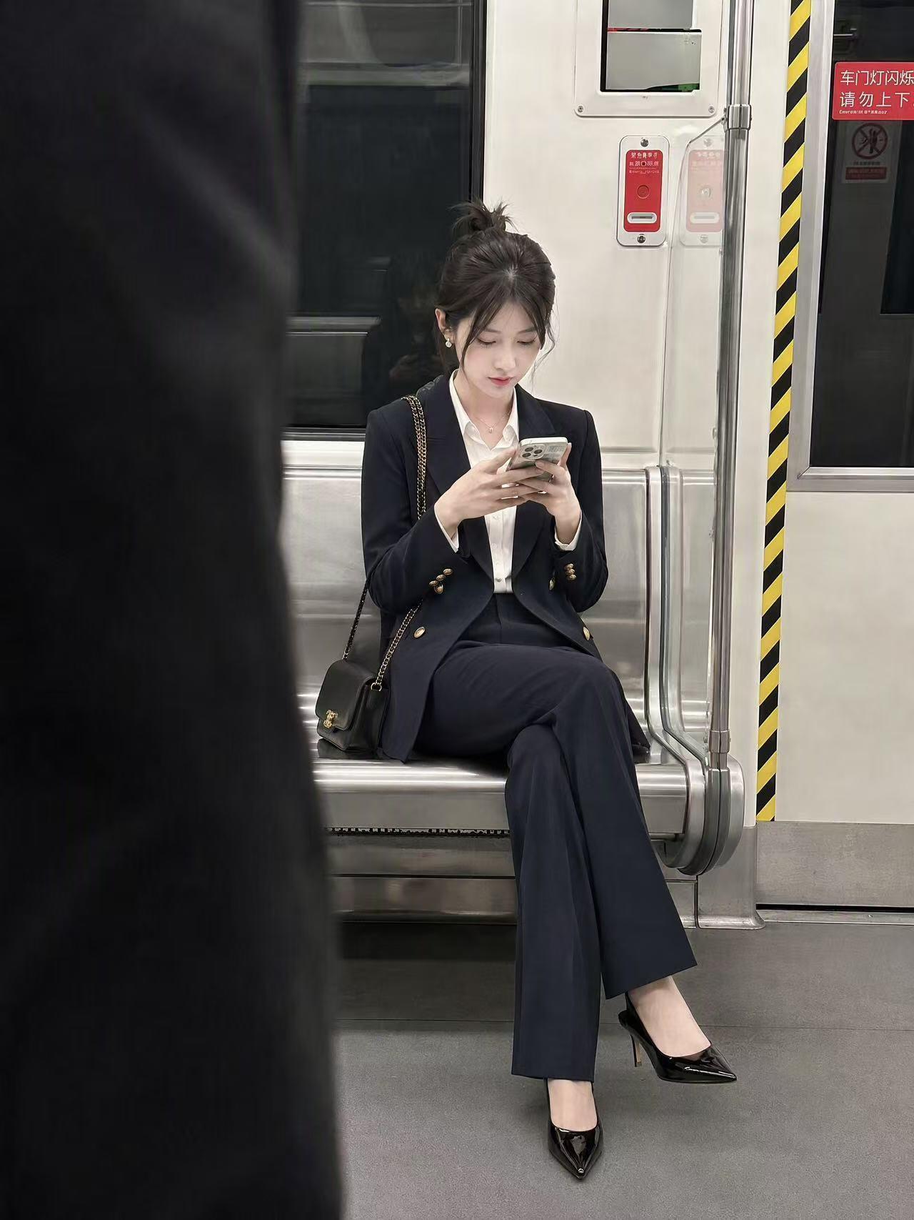 地铁上看到的西装美女，太有气质了吧，看着就像是一个模特一样，身材和身高真的都很像