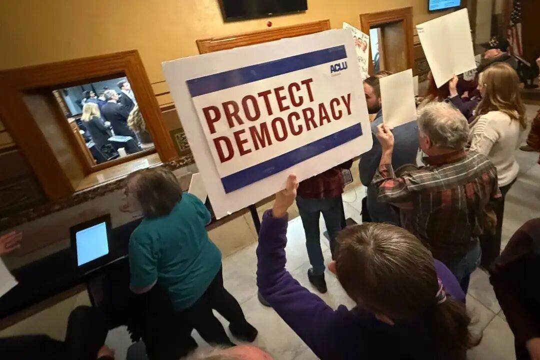 印第安纳州共和党占优的参议院顶住了来自特朗普的巨大压力，无视针对其人身安全的匿名