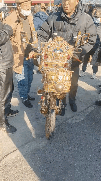 这台车花费的功夫真不小，看起来富丽堂皇的，装饰的这些东西到底值多少钱不太清楚，但