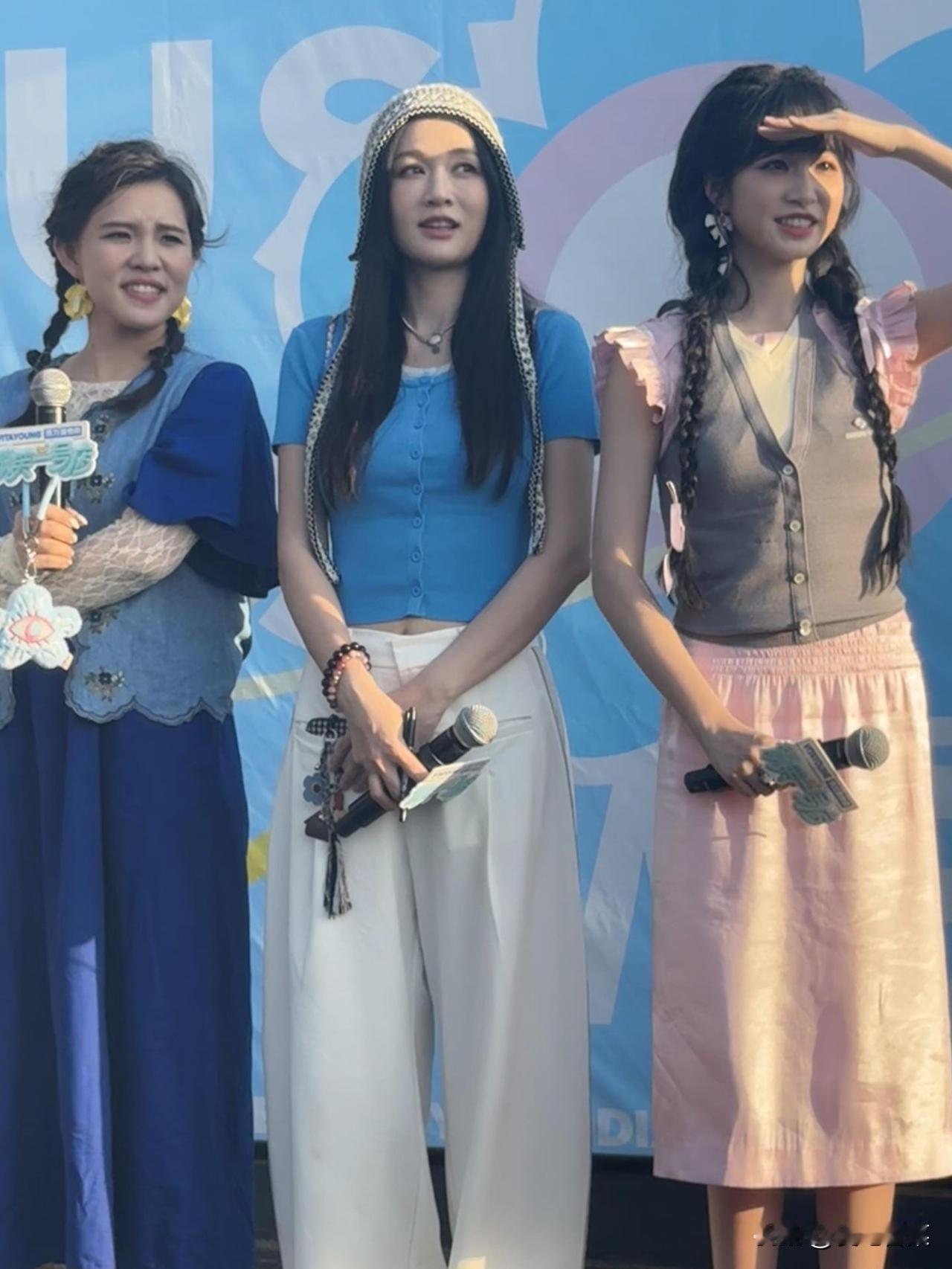 重庆偶遇陈乔恩、谢依霖录节目，网友分享两人的近照，陈乔恩穿搭时尚，非常有少女感，
