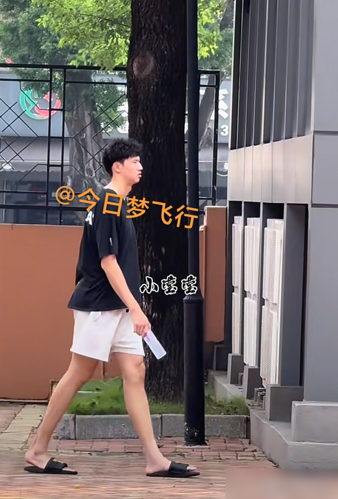 36岁老将，下训骑个小电驴就走了。广东男篮现在这画风，真没把自己当豪门。周鹏重返宏远，一点架子没有，