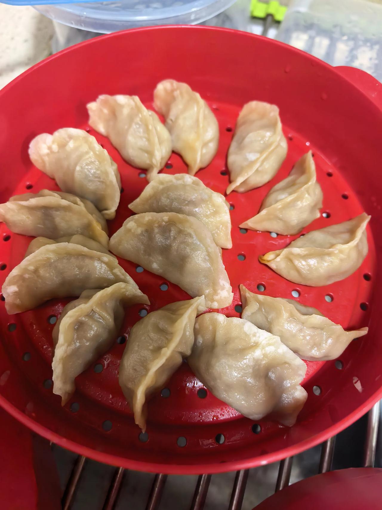 今天包饺子搞了一个大乌龙。老公是东北人，就喜欢吃饺子。正好我从网上买的东北酸