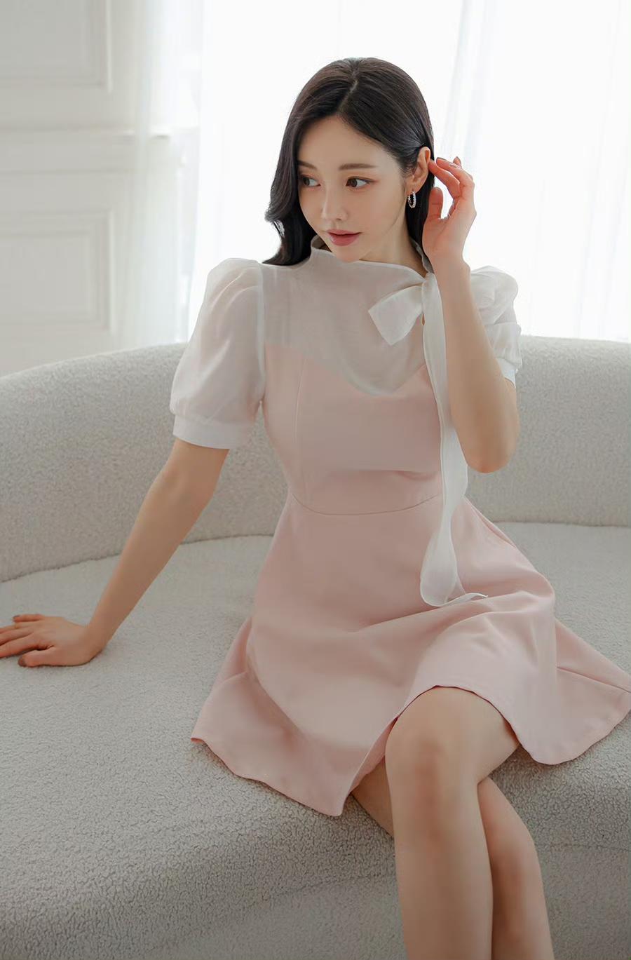 今日份OOTD，是被温柔包裹的一天💖挑了好久的约会裙终于上身了，粉白拼接的设