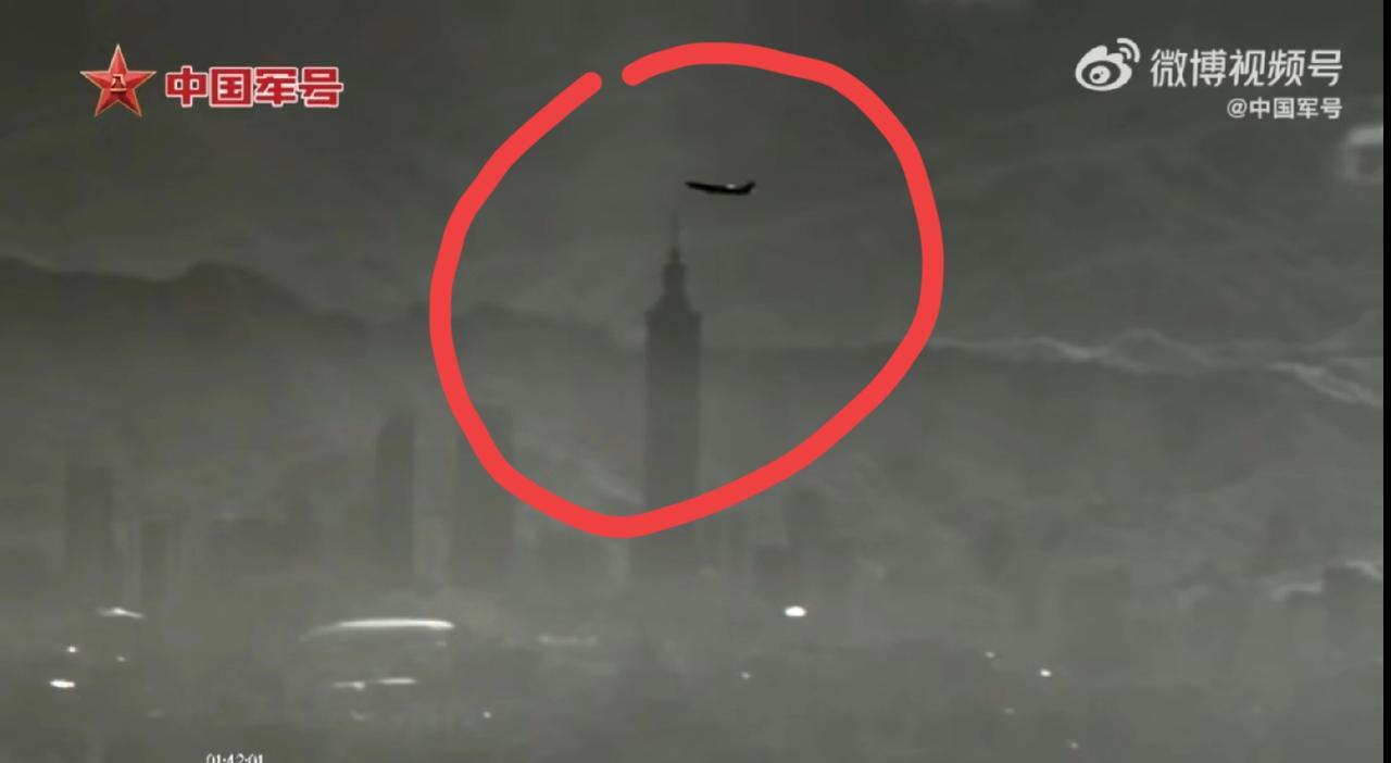 今天解放军围岛军演最“恐怖”的画面出现了。今晚的《新闻联播》都重点播放出来，足见