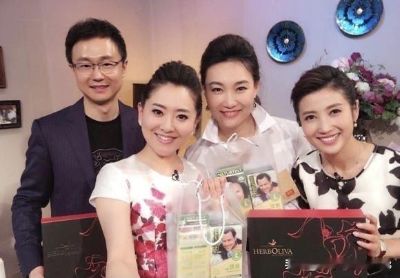 这是早些年主持人的一张合影，个个都是才华横溢的人，李梓萌颜值是三个人里最一般的，