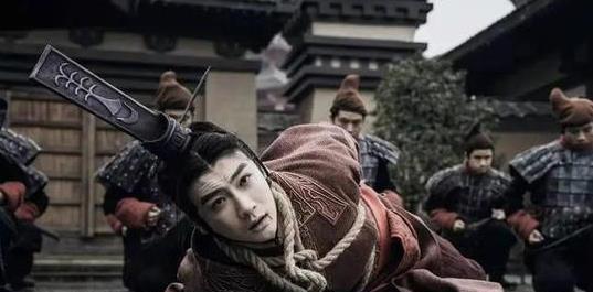 公元前238年，秦始皇车裂了母亲赵姬的男宠嫪毐，摔死了她和嫪毐生的两个儿子。