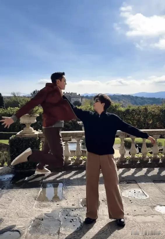 23日，娱乐圈竟上演了一场“跨次元”的欢乐大戏！陈伟霆与王安宇这俩看似风格迥异的