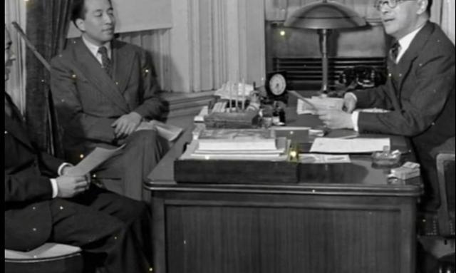 1959年12月，胡适留秘书胡颂平在家吃饭。席间，胡颂平问道：“毛先生进入北大图