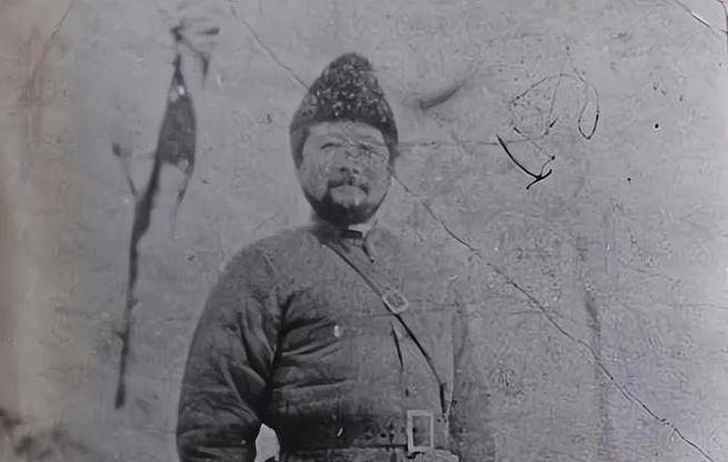 1934年，吉鸿昌被杀，妻子花了8万大洋赎回他的遗体。不久后，妻子竟睡大街、吃垃