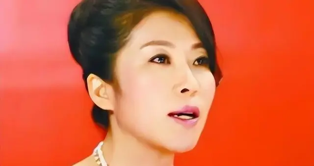 她是体坛冠军一大败类, 为捞钱共侍二夫, 坑害国民44亿后逃往美国