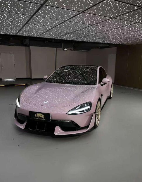 新一代小米SU7的设计理念是“穿透式升级”，兼顾传承与创新。外观上传承经典，保留