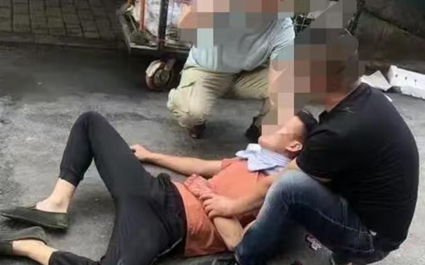 内蒙古包头，刑满释放人员赵某摆摊时和张某发生争执，张某抓住赵某的衣领打了他三拳，