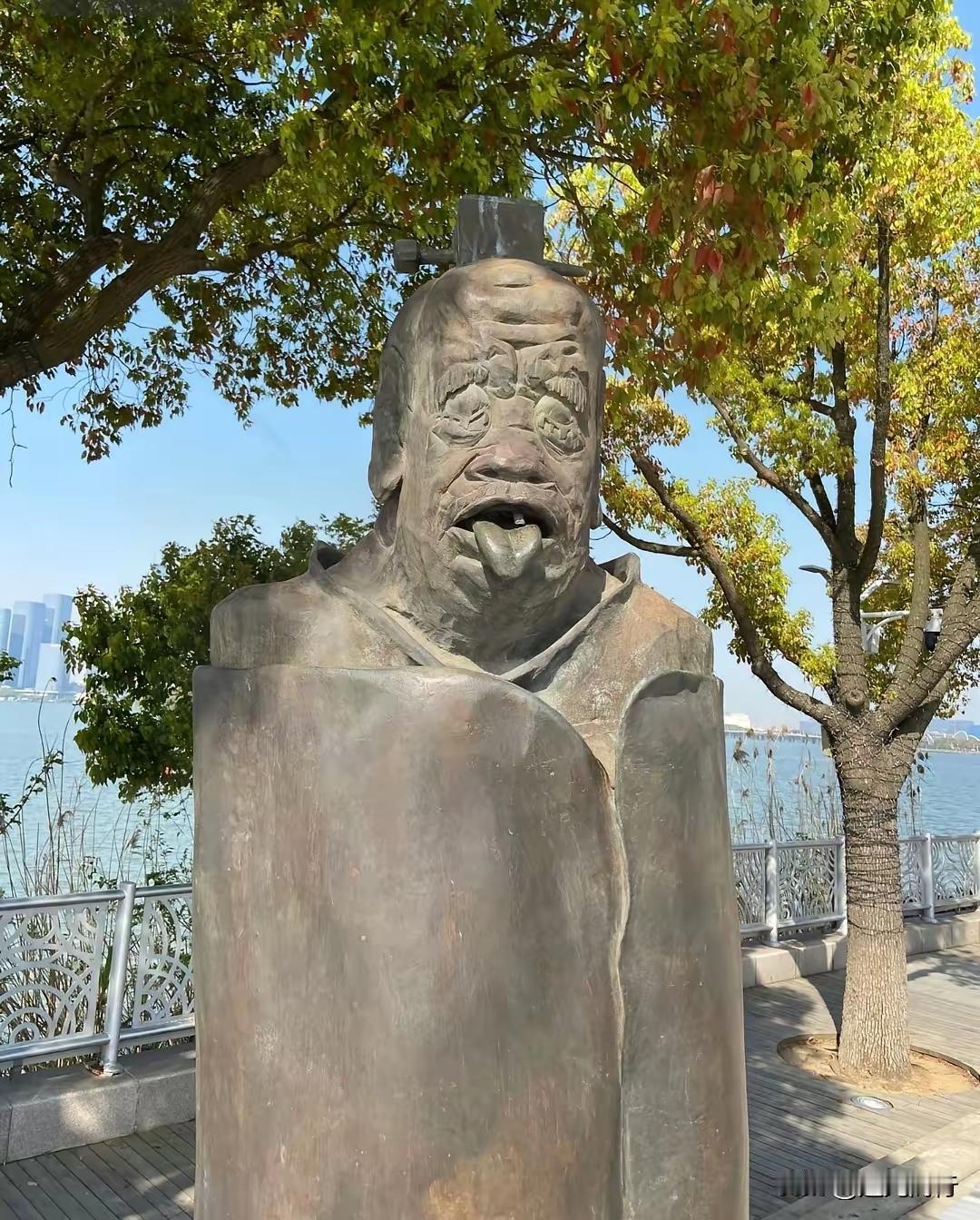 那个“吐舌头、露板牙”的老子像被拆了，本来是件顺应民意的好事。​结果一帮专家急