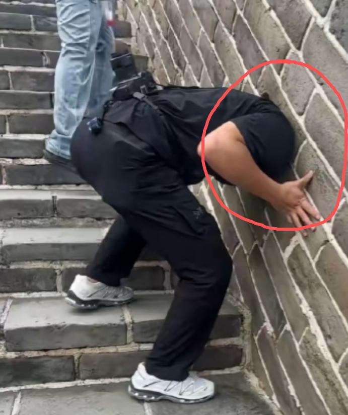 笑死了！10月5日，八达岭长城景区里出了个不大不小的意外。一个男游客把脑袋伸进