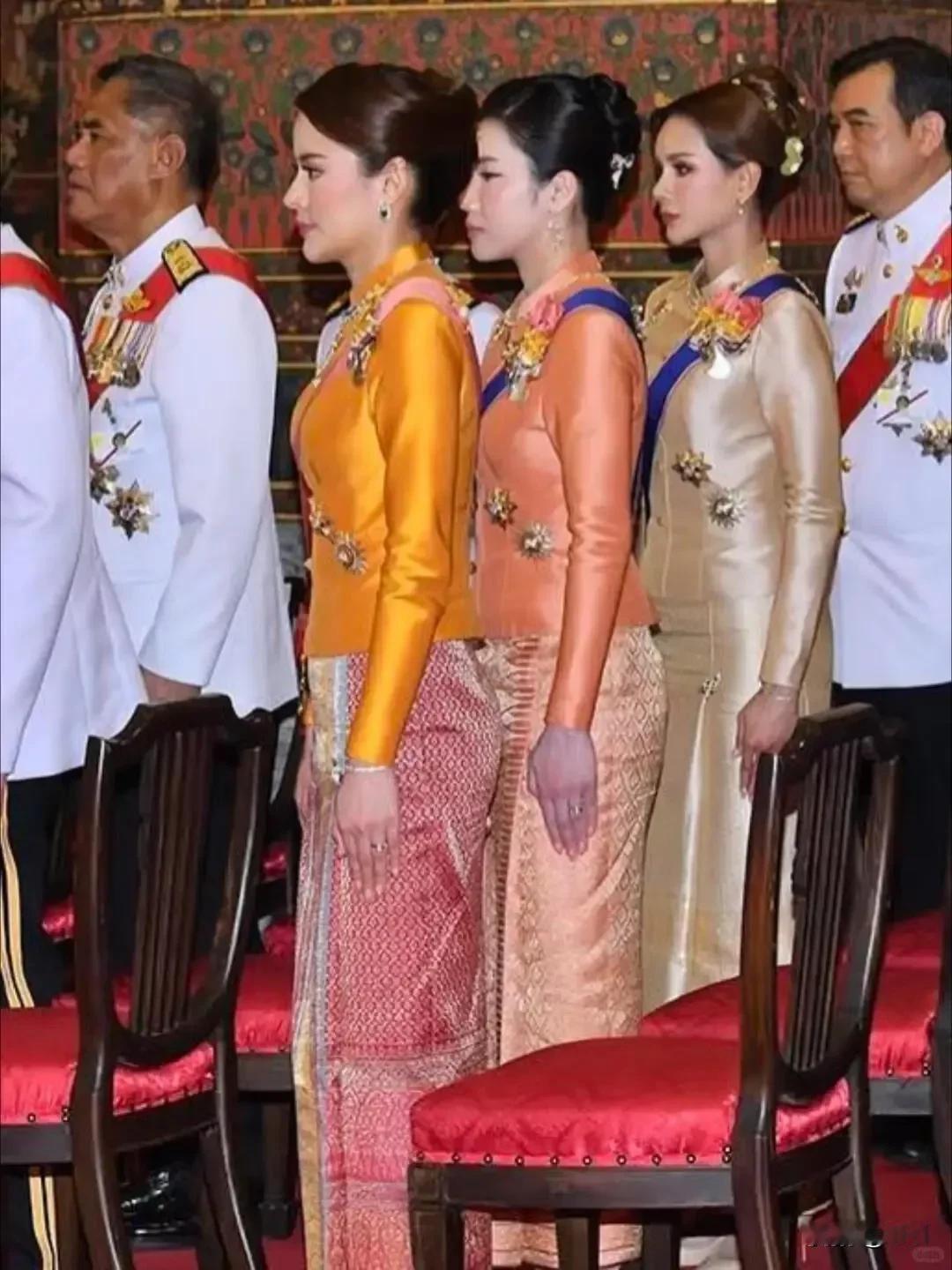 泰王“百年首次”访华，藏着三重破局深意这是中泰建交50年来泰王首次访华，堪