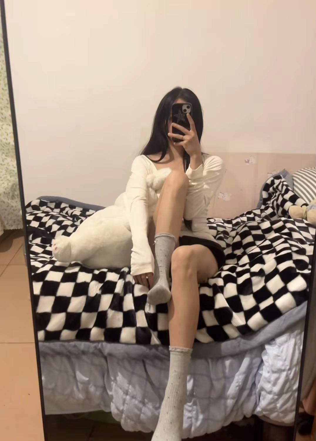 风是透明的，云是流动的，地球是温柔的，今天也是值得的。卧室自拍穿搭宅系穿搭夏