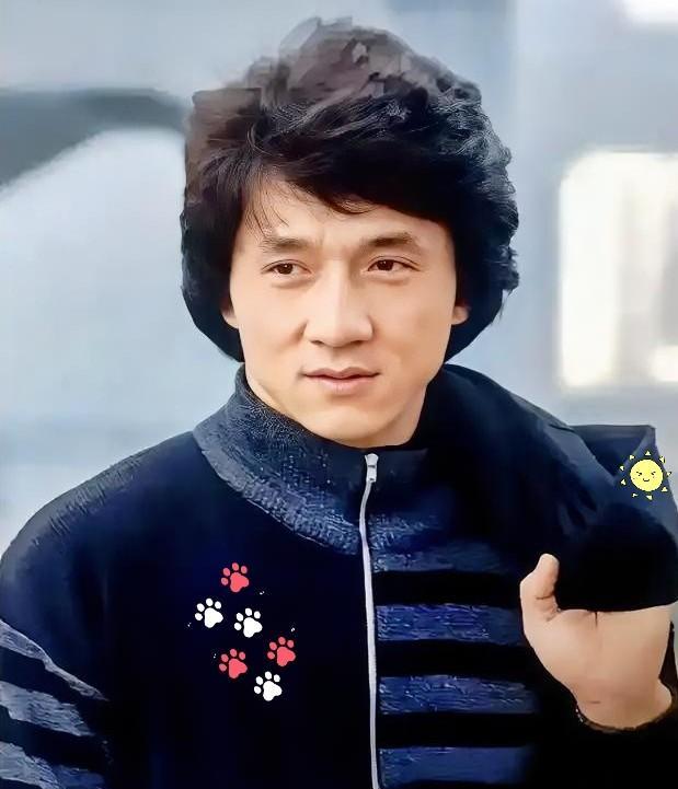 成龙儿子在录音棚发歌获赞，女儿却在夜市摆摊卖货——同一个父亲，撕开两种人生。房