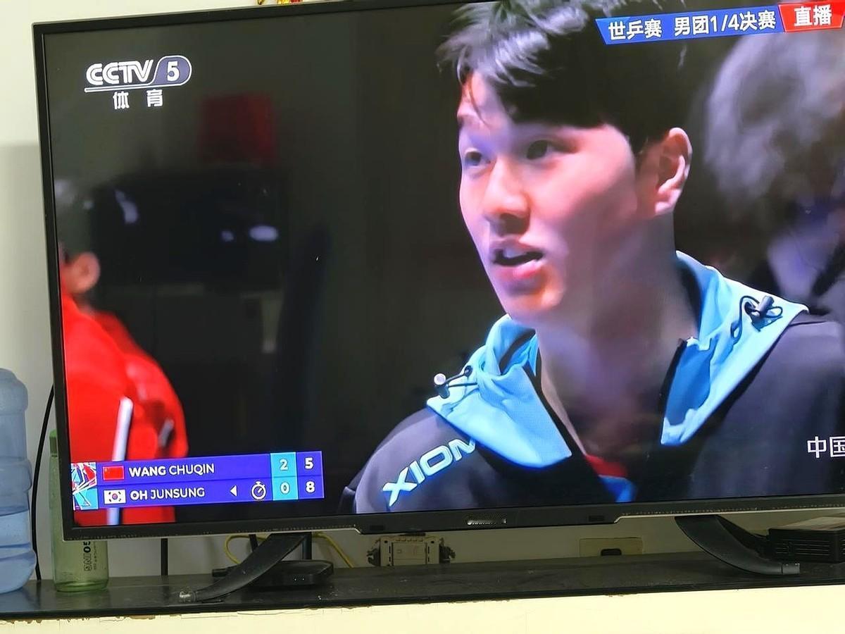 8比9，王楚钦落后。他刚一发力，球“啪”地一下，直接飞出了底线。8比10。对手