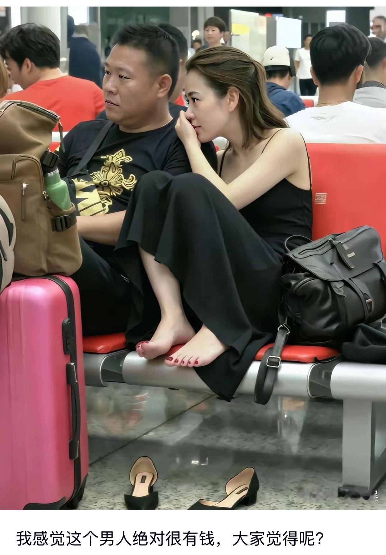 我感觉这个男人绝对很有钱，大家觉得呢？