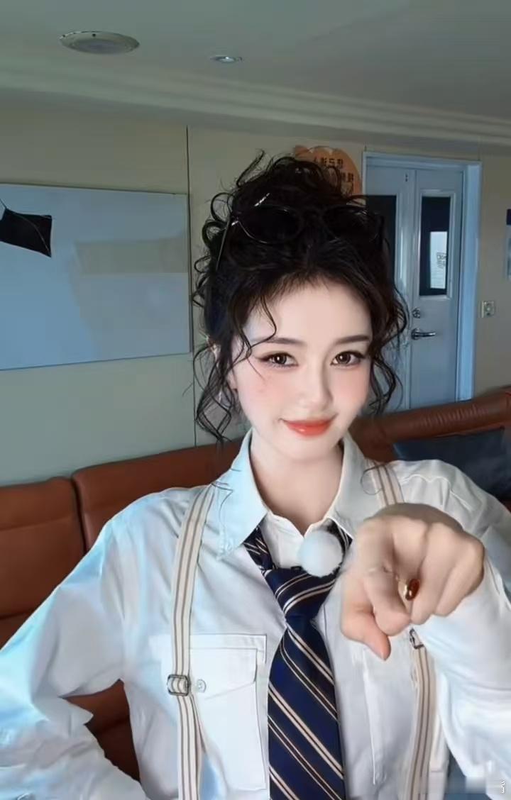 白鹿听到说自己粤语不标准反应趣味满满的跑男日常，白鹿勇敢突破自我挑战粤语，认真努